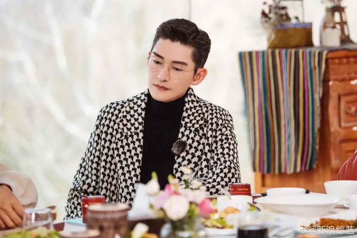 张翰@张翰 《妻子的浪漫旅行》新造型曝光,千鸟纹大衣,时尚黑框木镜