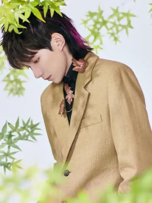 王源复古长发造型帅气写真图片