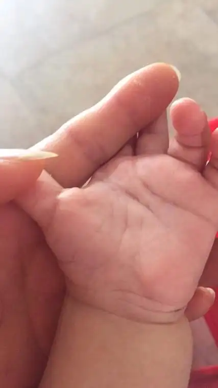 四个月的小男孩这样的手纹能帮忙分析一下吗?