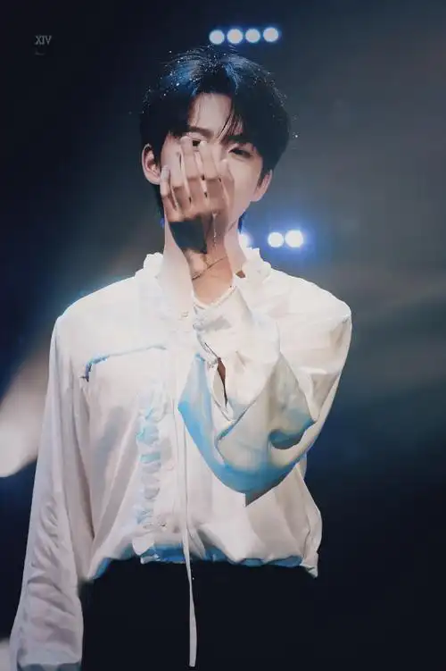 贺峻霖今晚音乐分享会饭拍光落在你脸上,小王子初雪氛围感封神期待