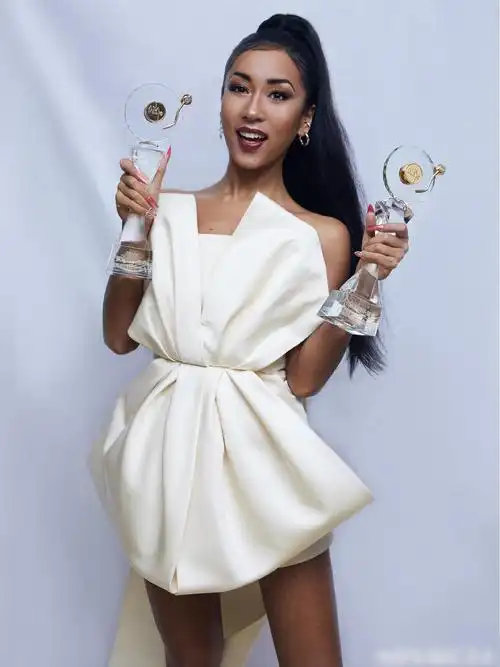 吉克隽逸演出时险遭强吻,认真看图后或并非如此,网友热议现两极化争论