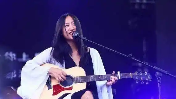 不觉得她像王菲但看到90后女歌手窦靖童我现在有点担心陈粒