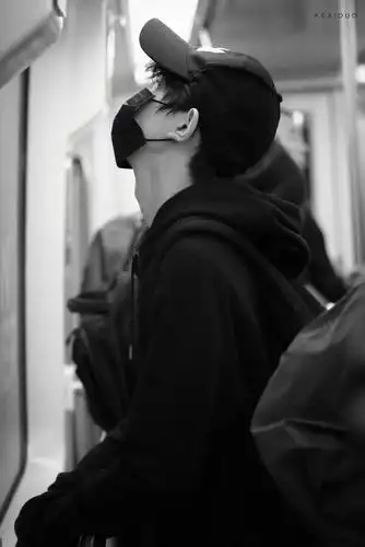 刚哥喉结杀小合集～轻熟荷尔蒙扑面而来,真的好绝!@tfboys-王源