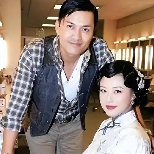 离婚32年,周海媚和吕良伟天差地别:她因病离世无儿女,他已三婚_感情