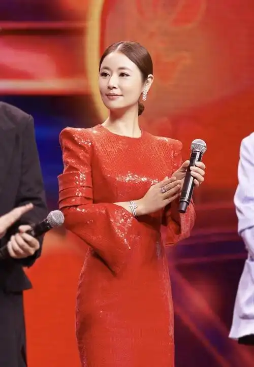 林心如亮相春晚发布会一身亮片红裙干练利落好身材一览无余