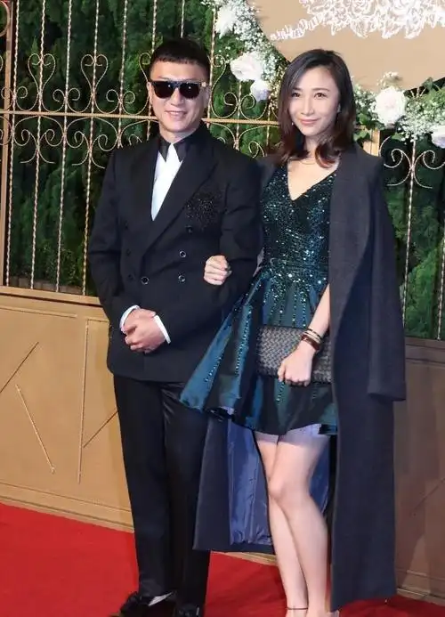 孙红雷的小15岁妻子有气质,戴金丝眼镜好斯文,同框那英也不输