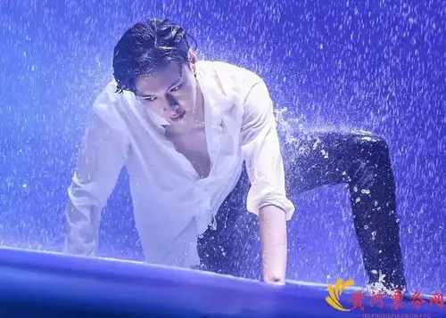 张艺兴又湿身了这一次竟是因为跟他怼起来