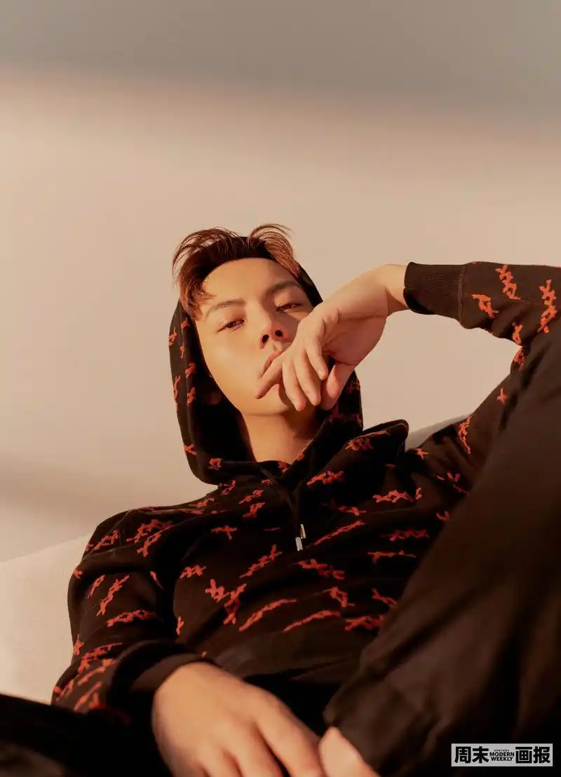 星时尚# 陈伟霆《周末画报》封面及内页曝光!