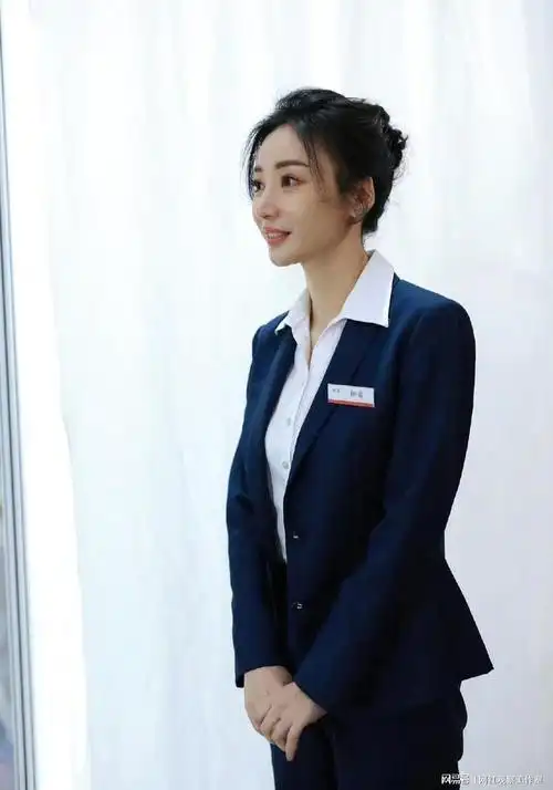 好想变成柳岩怀中的小兔子,拥抱一下女神!|职业装|丸子头_网易订阅