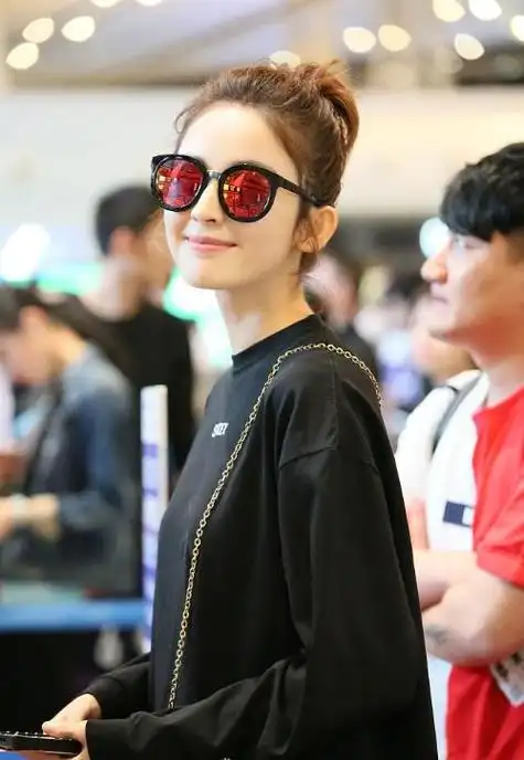 古力娜扎穿卫衣都要露肩(古力娜扎身着黑色卫衣的她大秀玉腿)(3)