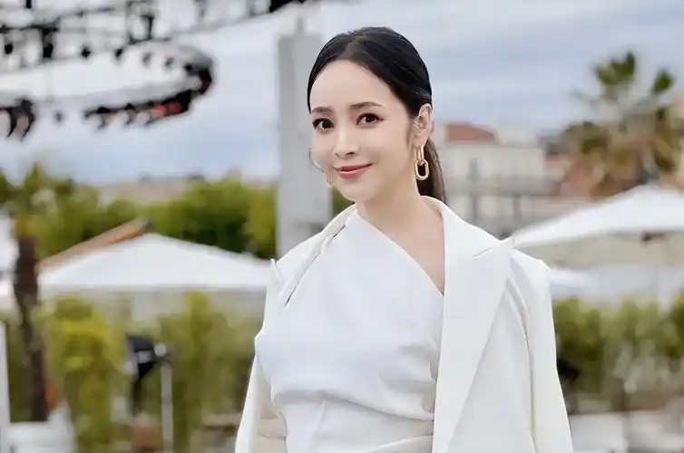 侯佩岑坚定表明立场!台湾省网友破防评论区围攻,扬言抵制其事业