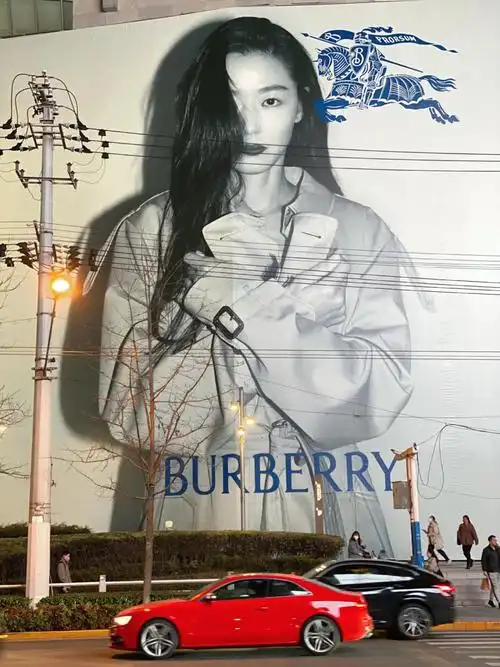 星你10周年75这不就是千颂伊的广告牌吗75