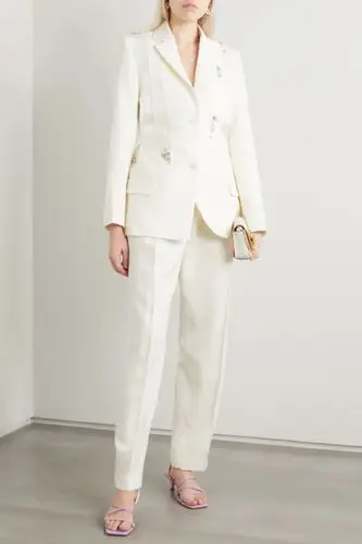 单品背面设有可调节式袢带,能收束其略微宽松的廓形.