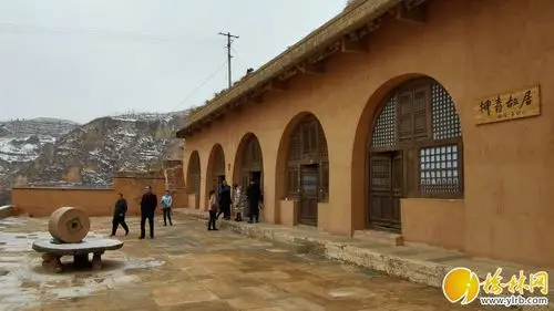 游客参观柳青故居