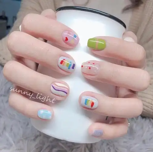 超级适合春夏的彩色系美甲参考合集