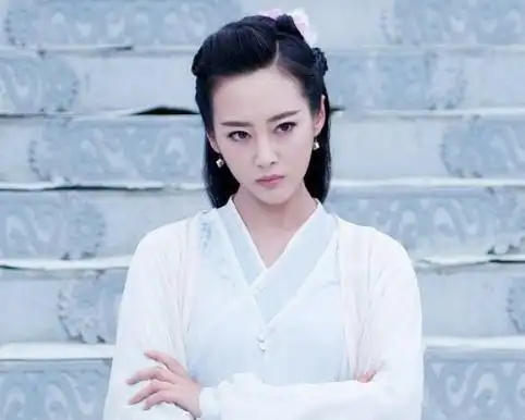 难怪看《天生要完美》中高颖眼熟,竟是《花千骨》中的她,眼拙了