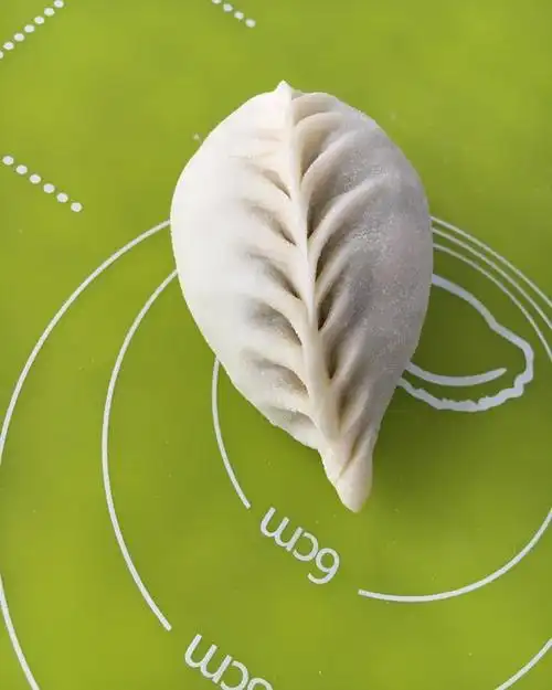 做的柳叶蒸饺 赞 五花肉沫,白糖,味精,盐巴,蚝油,麻油,娃娃菜,饺子皮