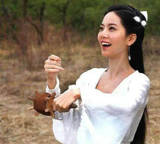 2016的《青丘狐传说》中,由小彩旗扮演婴宁