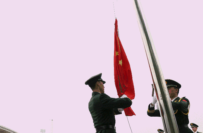 祖国华诞十月一日 举国上下万民同乐 红旗飘扬歌声嘹亮 历经风雨历经