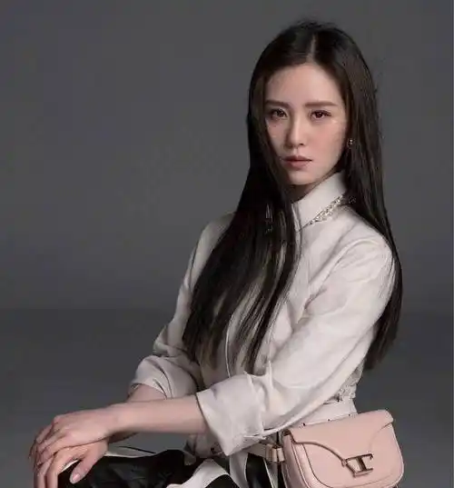 原创原创33岁刘诗诗画风又变了中分黑长直典雅端庄美如画