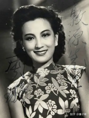 1944年,周璇女士身穿低领抹袖旗袍,领底装饰别针02(照片由应密愿