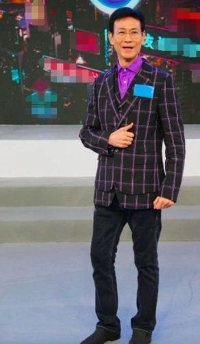 原创72岁郑少秋穿衣真时髦,蓝色大衣配同色印花丝巾,182身高帅呆啦