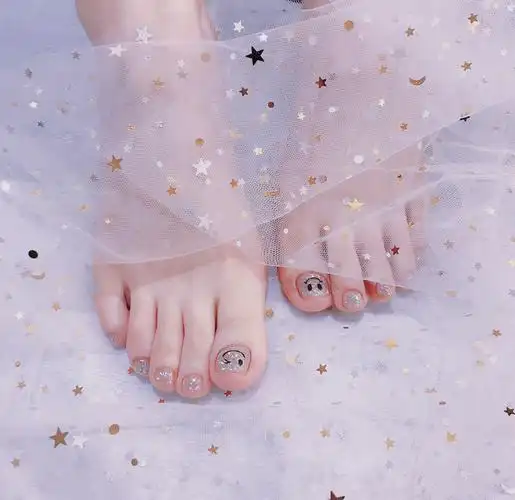 充满高级感的春日脚美甲脚脚是精致女生不能忽略的一部分