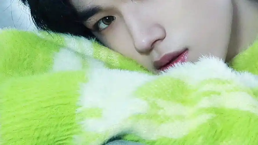 宋亚轩,我见了星河,有了理想,可我回头望了望人间,看到了你,于是尘世