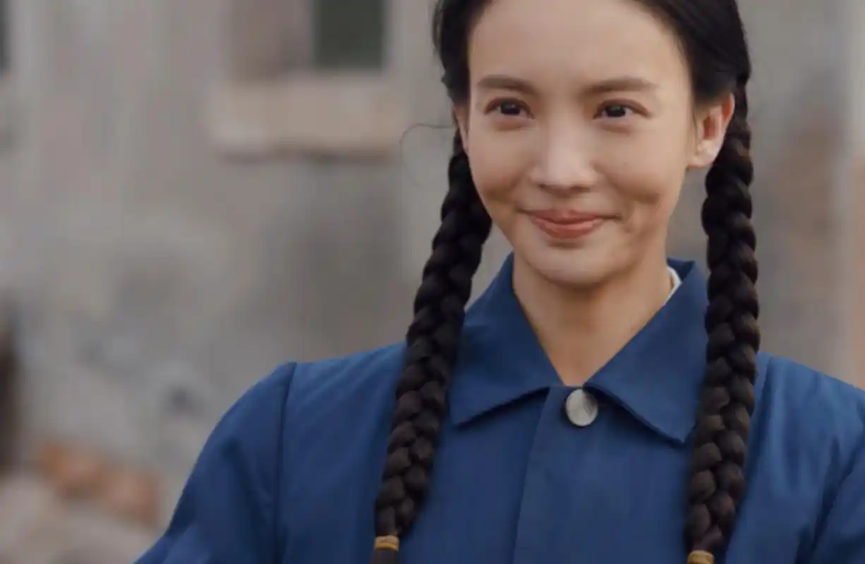 新剧《南来北往》中,金晨的演技受到认可,但整容后的面容影响了她在剧