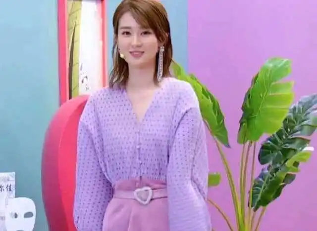 乔欣因为《欢乐颂》而走红,网上也一直传言乔欣家境很好,是典型的富二