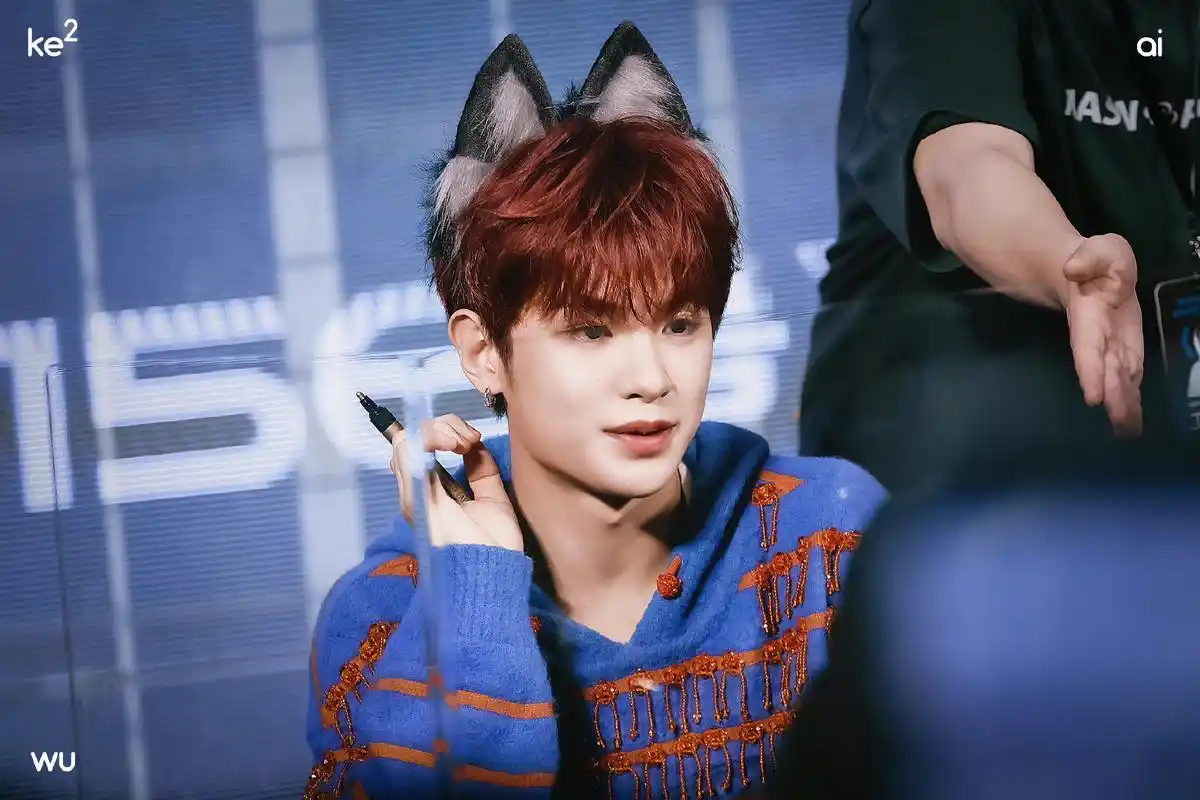 叮咚黄明昊签售会造型饭拍图掉落各种比心手势又奶又甜