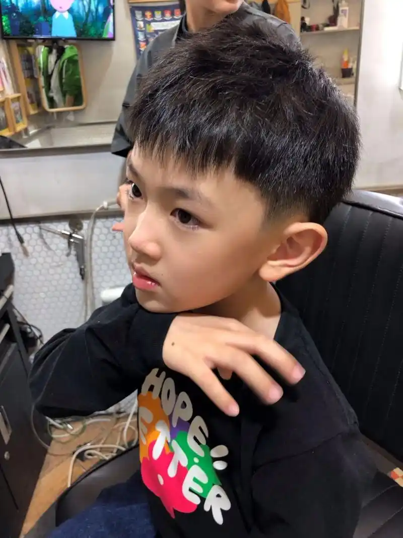 男孩子运动量大容易出汗,天气凉了也还是清清爽爽的比较舒服