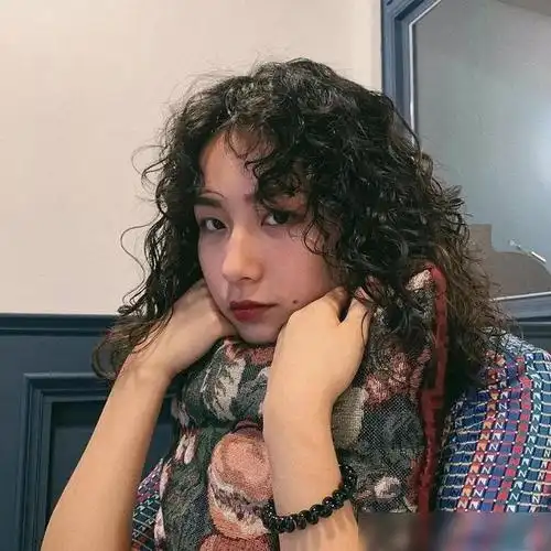 放弃大波浪吧,2020年流行回头率超高的"弹簧卷",洋气还显脸小