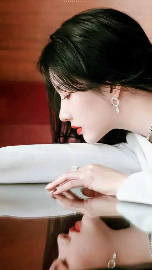 刘些宁身穿白色西装,蕾丝拼接设计优雅迷人,长卷发增添温柔气质