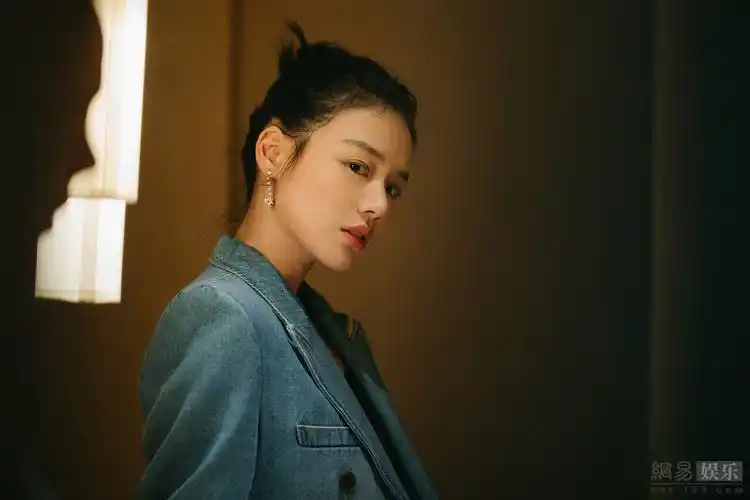 马思纯大眼红唇俏皮灵动 瘦身有成美腿抢镜