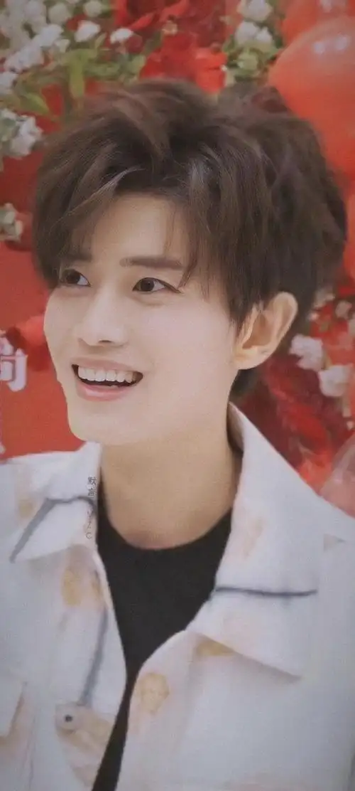 任嘉伦超话好甜的笑容截到了～可爱的宝@任嘉伦allen任嘉伦|卡大头版