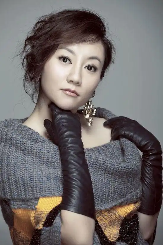 王晴靠着选秀节目博来的热度,在公司的安排下去演戏了.