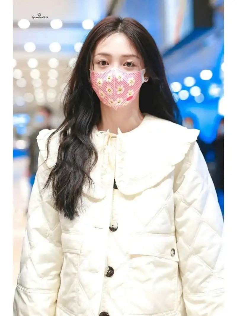 周洁琼穿搭,一身白色套装清爽干净 周洁琼机场私服穿搭,身穿娃娃领