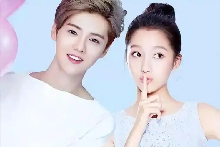 回顾关晓彤现身鹿晗演唱会被撞见后慌张戴口罩暗戳戳撒糖