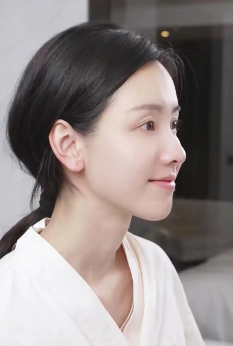 陈都灵不愧是校花级别颜值,素颜状态皮肤超好,颜值真心抗打,期待漂亮