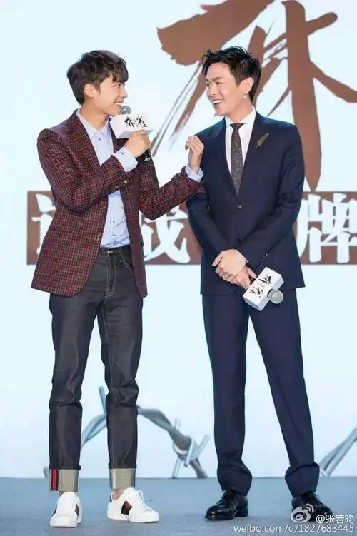 181cm的李易峰和181cm的张若昀两大男神同框谁更帅