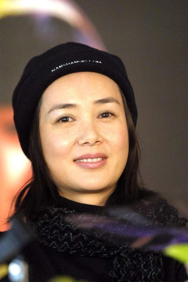 蒋雯丽的长发造型也太少女了,戴着毛线帽,却有一种初恋感_帽子