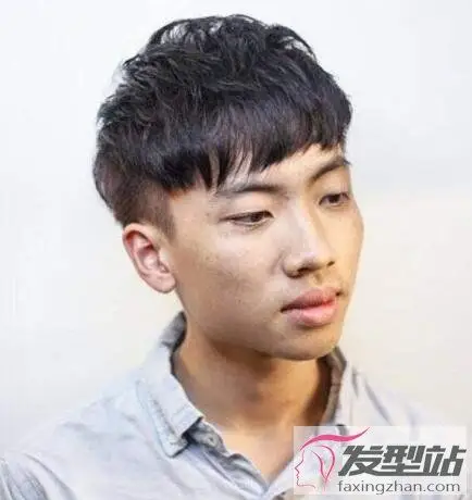 两边剃掉中间刘海发型帅气酷炫中不乏呆萌感