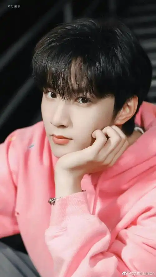 刘耀文超话#刘耀文户外四连拍#@时代少年团-刘耀文好适合粉色,粉粉嫩