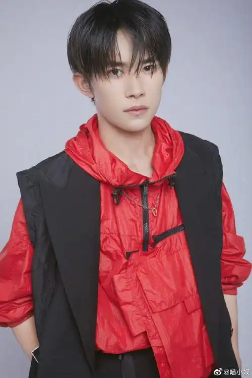 易烊千玺与红衣的适配度简直是满分真的不要太帅啦!