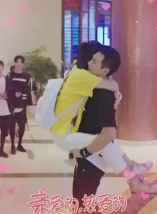 杨紫叉腿跳到李现身上,有谁注意到李现的手放哪里?网友:绅士手