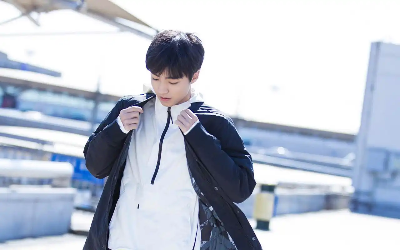 王俊凯时尚青春街拍图片桌面壁纸