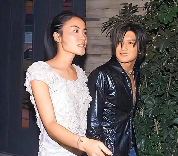 谢霆锋公开王菲视角照片,新年首秀恩爱,五人滑雪疑似还有李嫣_婚姻