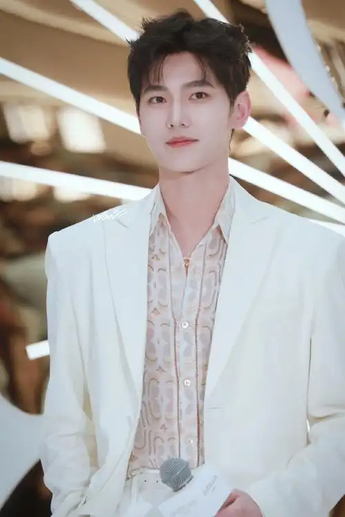 杨洋花卉刺绣白西装