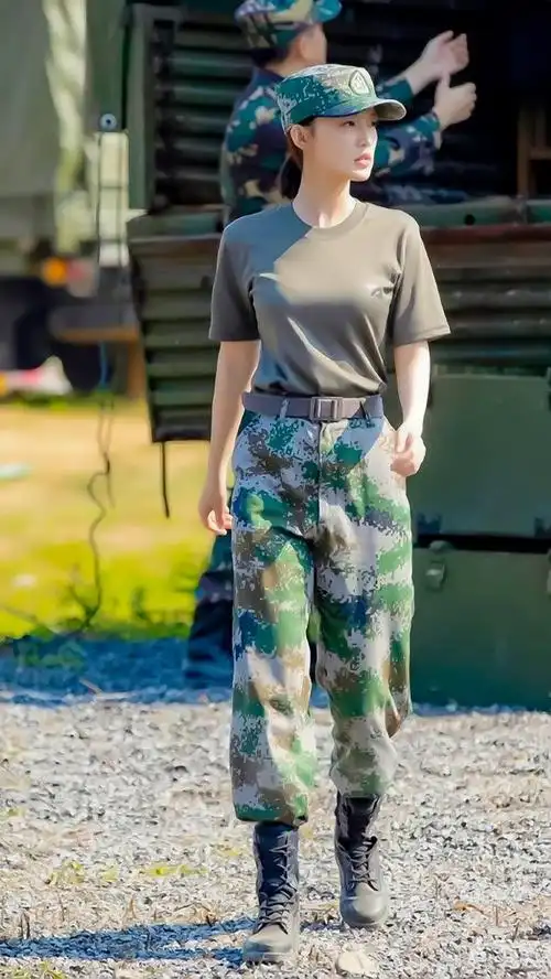 李沁制服诱惑大赏,从正义警服到硬核军装,性感酷飒太吸睛